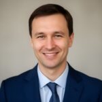 Портрет уверенного специалиста центра Lor-Center74 на нейтральном фоне в профессиональном студийном освещении