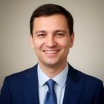 Портрет уверенного специалиста премиального центра лечения слуха Lor-Center74 на нейтральном студийном фоне